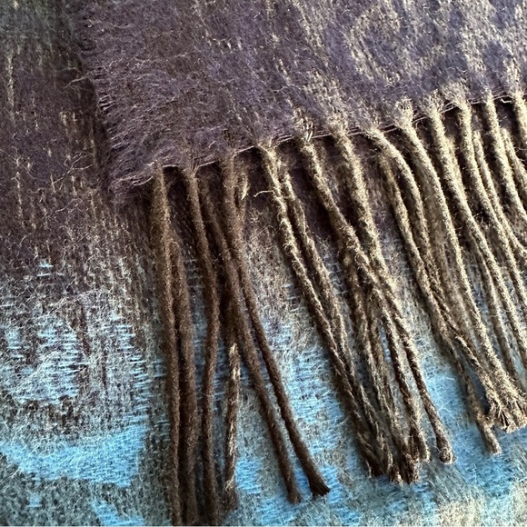 Steve Madden Made in Italy Mid Weight Ombre Blue Paisley Muffler Scarf - Picture 6 of 7